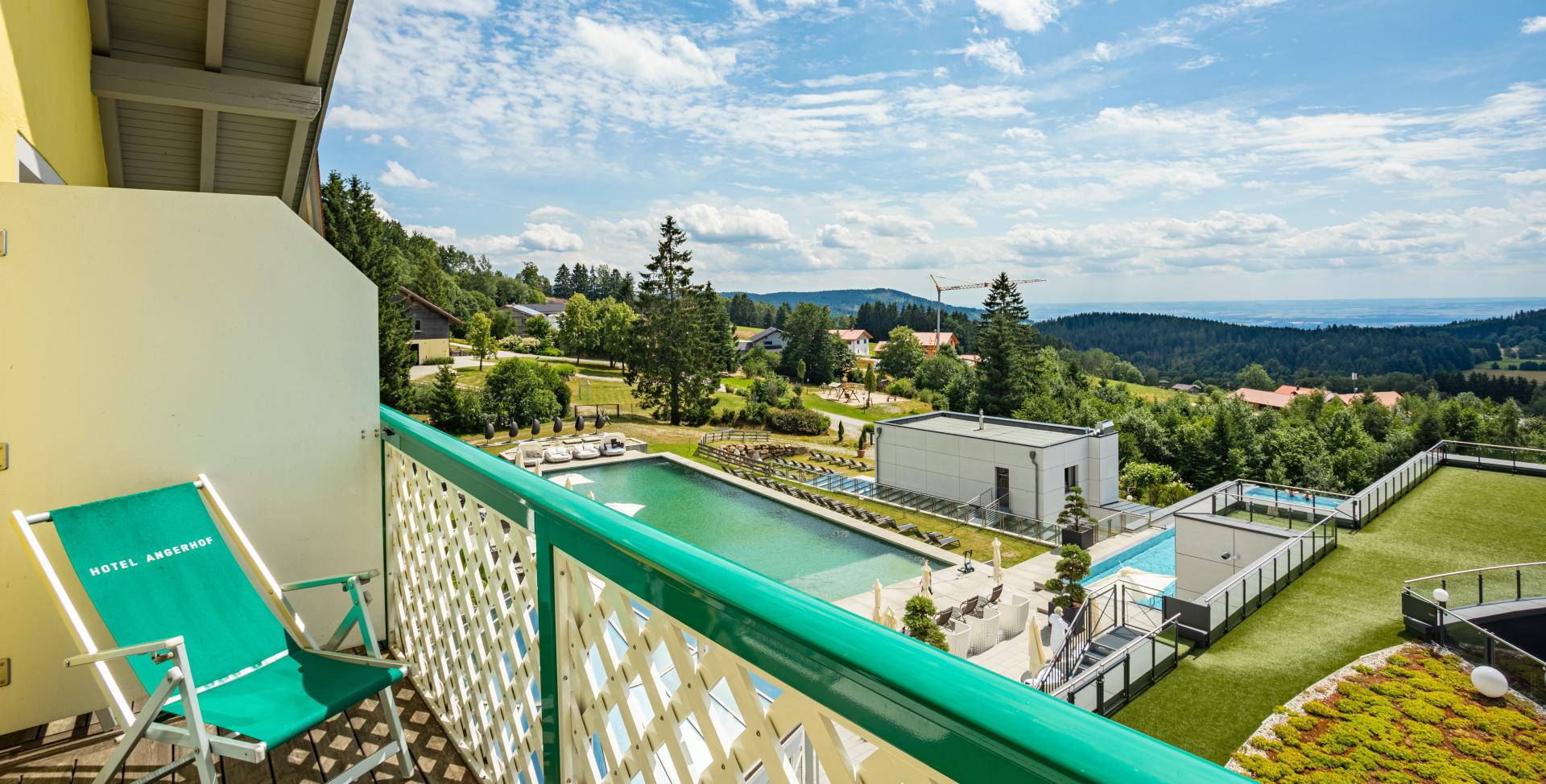 Balkon mit Grünblick im Sport- und Wellnesshotel Angerhof ****S bei schönem Wetter
