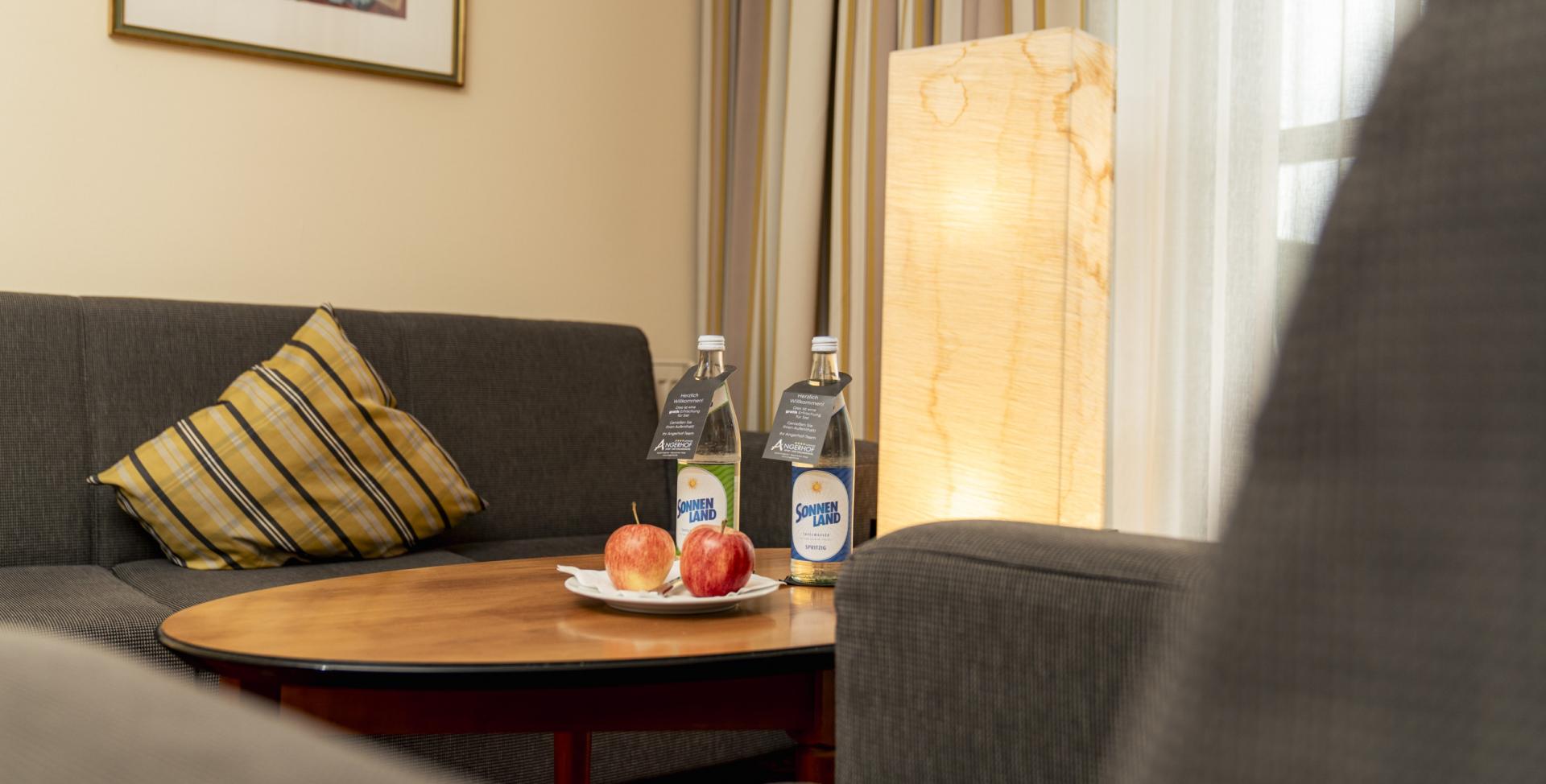 Gemütlicher Sitzbereich im Sport- und Wellnesshotel Angerhof ****S mit Äpfeln und Getränken