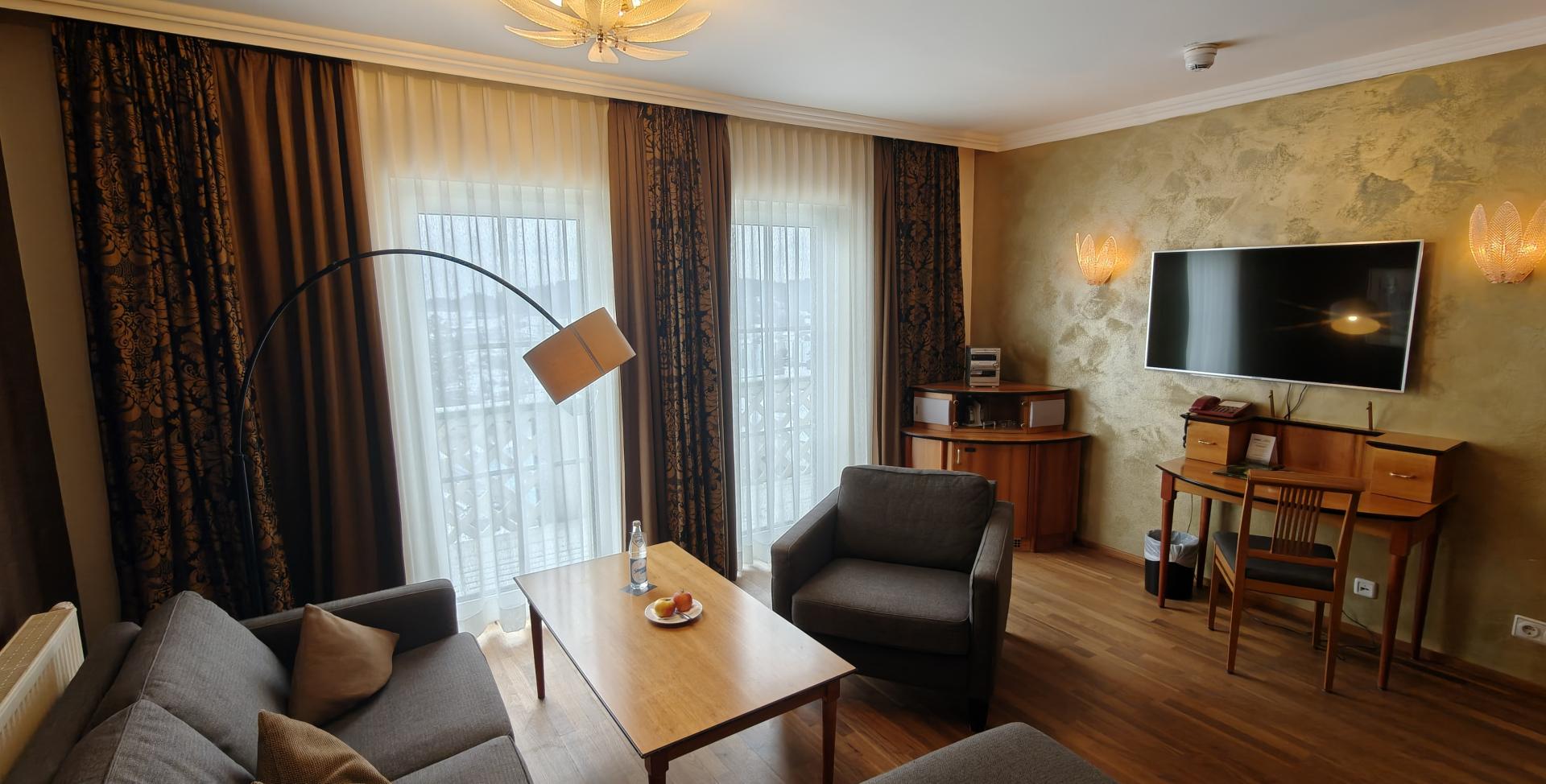 Wohnzimmer im Sport- und Wellnesshotel Angerhof ****S mit Sofa und TV