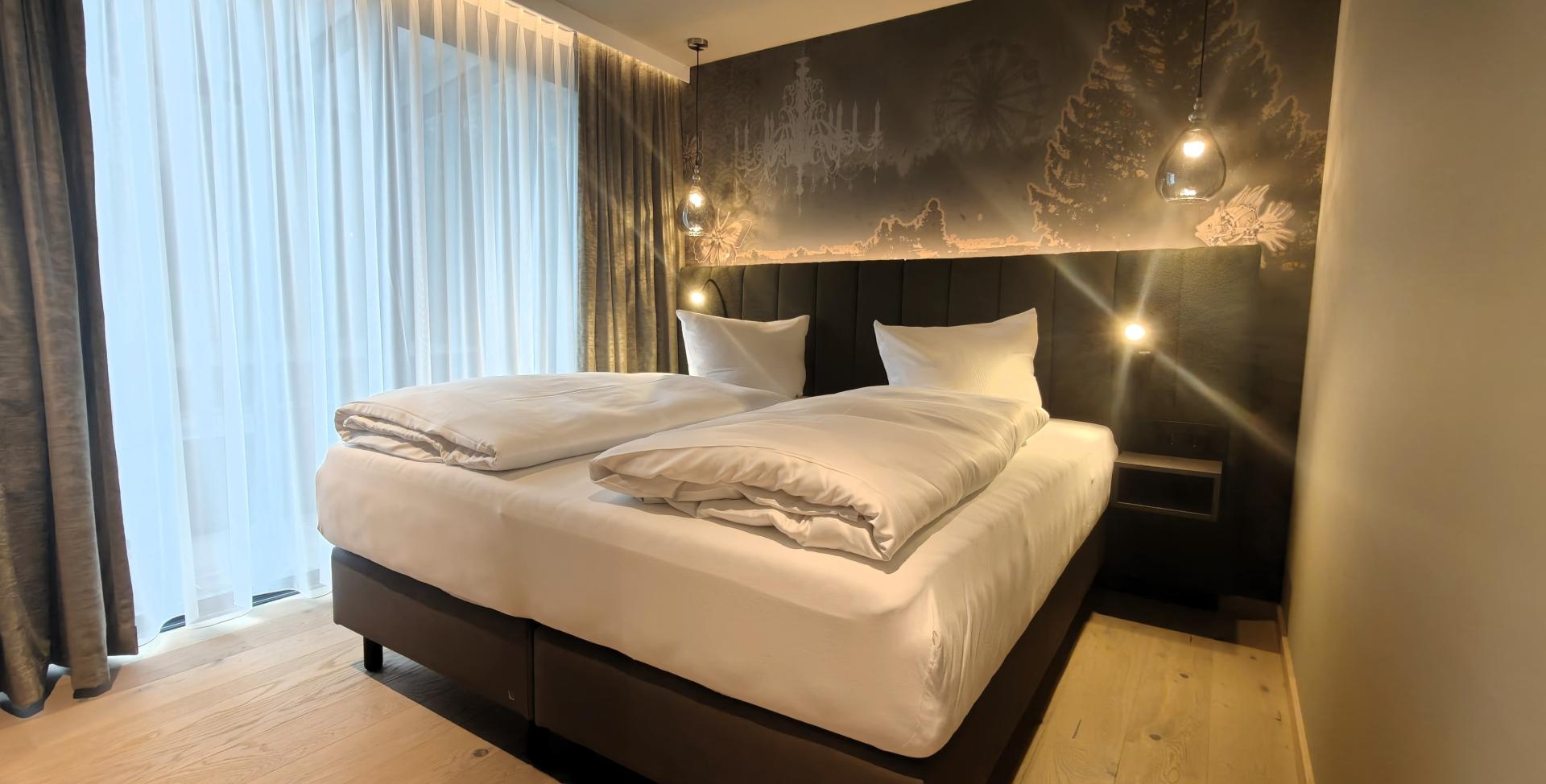 Modernes Doppelzimmer im Sport- und Wellnesshotel Angerhof ****S mit stilvoller Beleuchtung