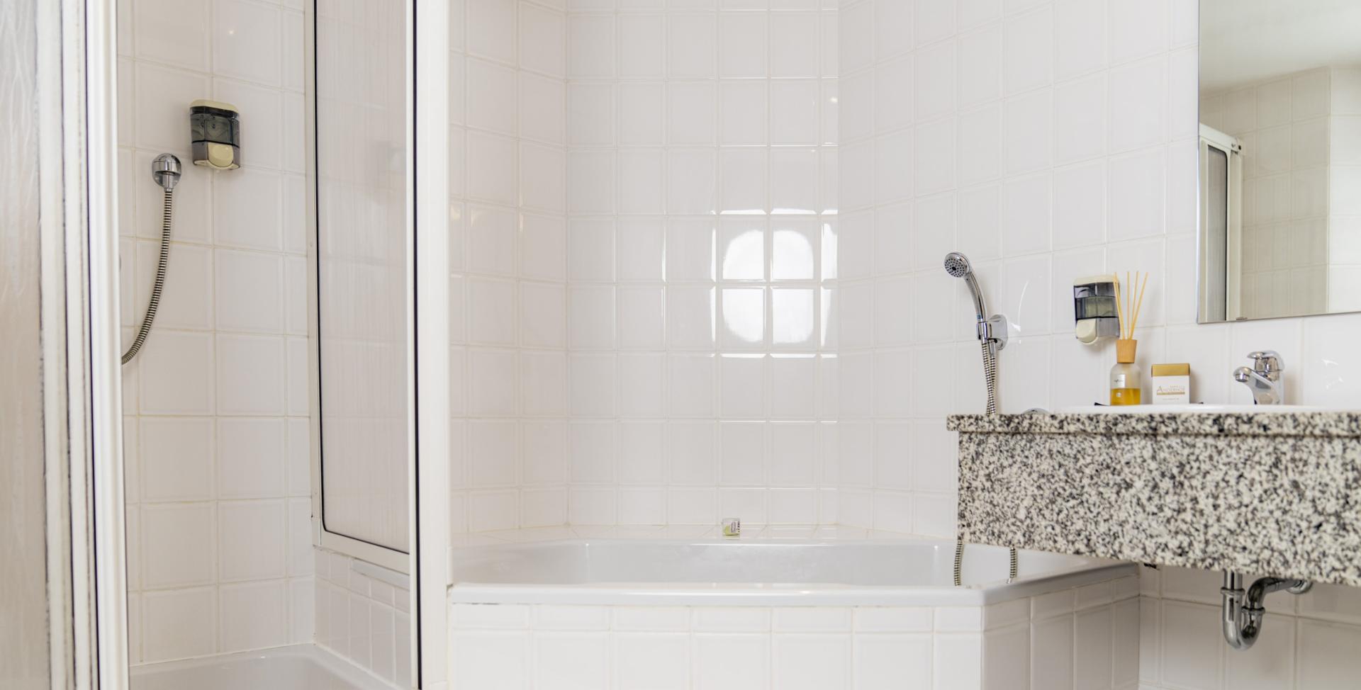 Modernes Badezimmer mit Dusche und Badewanne im Sport- und Wellnesshotel Angerhof ****S