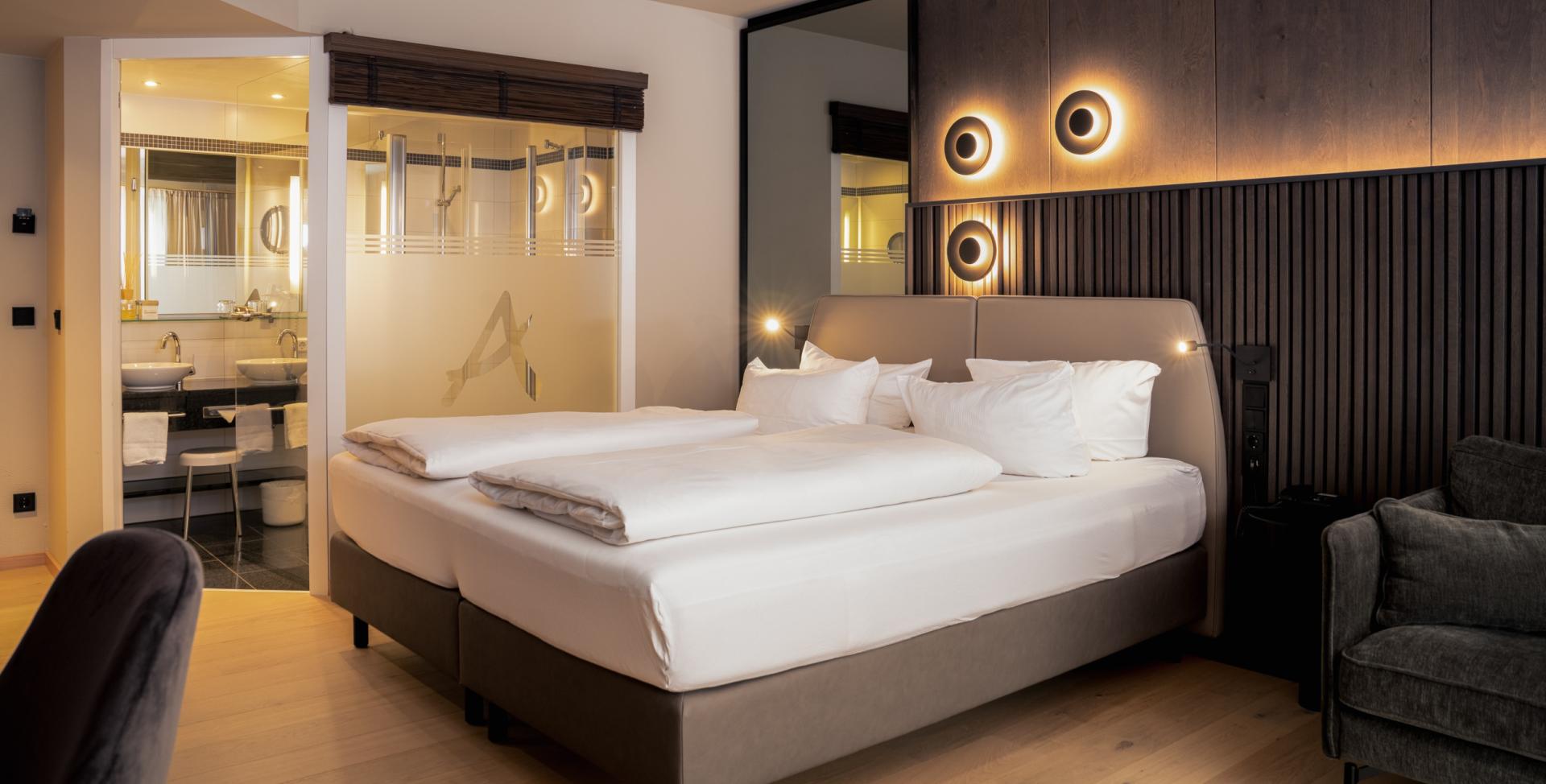 Modernes Schlafzimmer im Sport- und Wellnesshotel Angerhof ****S mit elegantem Design