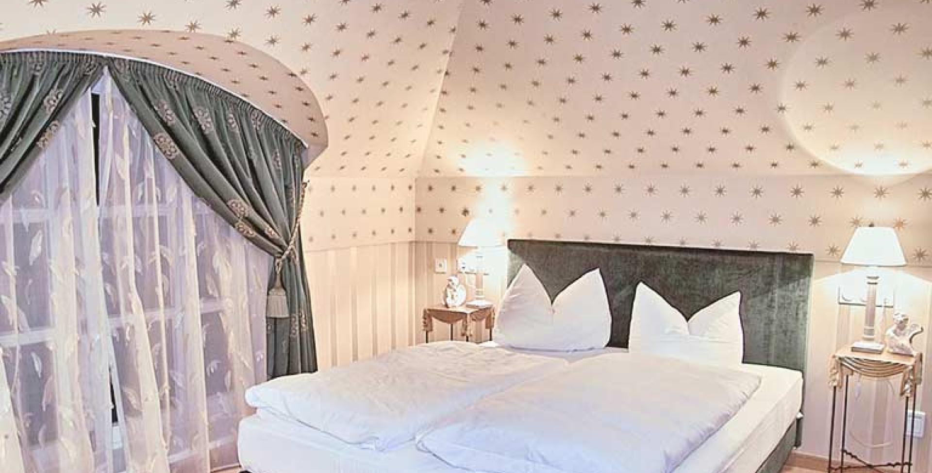 Gemütliches Zimmer im Sport- und Wellnesshotel Angerhof ****S mit Sternenmuster.