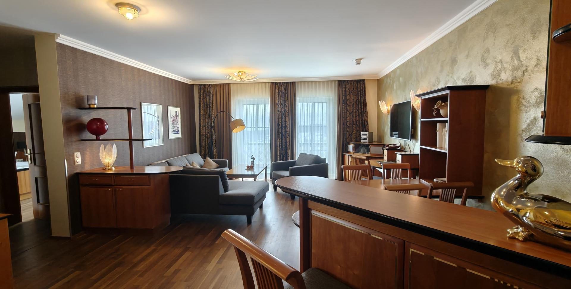 Gemütliche Suite im Sport- und Wellnesshotel Angerhof ****S mit Wohnzimmer und Essbereich