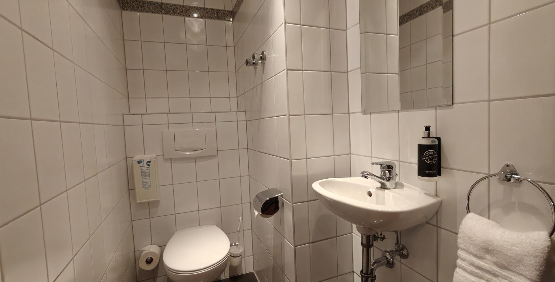 Bad im Sport- und Wellnesshotel Angerhof ****S mit Toilette, Waschbecken und Handtüchern