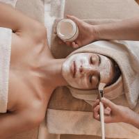Kosmetikerin mit Massagekenntnissen