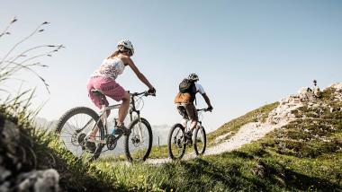 Zwei Radfahrer fahren auf Bergweg bei Forster's Naturresort