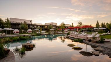 NaturBadeteich zum Sonnenuntergang