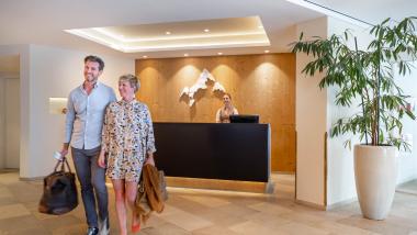 Silhouette eines Paares bei Sonnenuntergang Sporthotel Silvretta Montafon Gaschurn