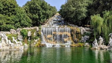 Cascata con statue e lago nel giardino del Reggia Suite Spa Hotel