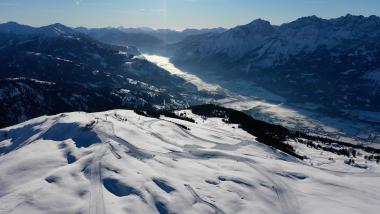 Verschneites Bergpanorama mit Talblick, Der Dolomitenhof ***S
