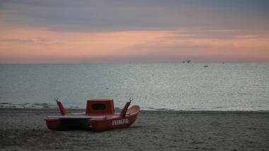 Gommone rosso sulla spiaggia al tramonto al Regal Hotel Rimini