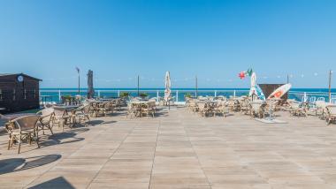 Festa notturna sul terrazzo con fiori decorativi e luci