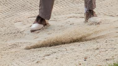 Golfspieler im Sandbunker beim Schlosshotel Kitzbühel