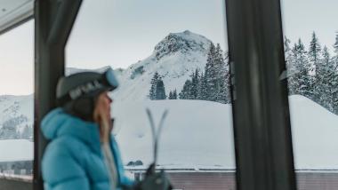Hohe Welt Luxury Apartments: Person im blauen Anorak vor verschneitem Berg