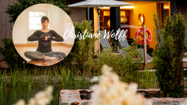 Pfalzblick Wald Spa Resort mit entspannter Yoga-Übung im Innenraum