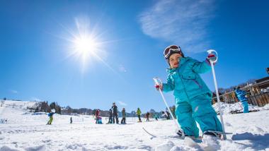 Kind auf Skiern im Schnee bei Elgus Nature Retreat