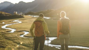 Wanderer bei Sonnenuntergang in der Nähe vom Premium Activehotel Bergkönig