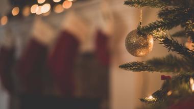 Goldene Christbaumkugel am Weihnachtsbaum im Biohotel Leutascherhof