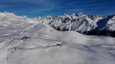 Schneebedeckte Skipisten und Dolomitengipfel bei Der Dolomitenhof ***S