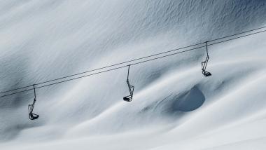 Leere Skilifte über schneebedecktem Hang in Lech-Zürs
