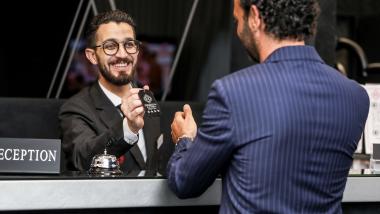 Receptionist consegna la chiave all'ospite al Reggia Suite Spa Hotel