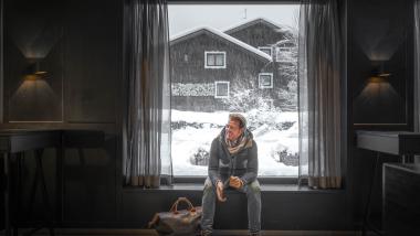 Person entspannt im Pool des Sporthotel Silvretta Montafon Gaschurn