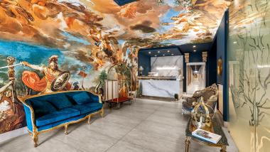 Lobby elegante con affreschi sul soffitto all'Hotel Regina Caserta