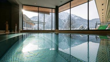 Innenpool mit Bergblick im Familienresort Buchau