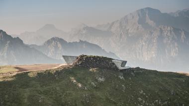 Naturhotel Die Waldruhe su una cima con panorama montano sullo sfondo