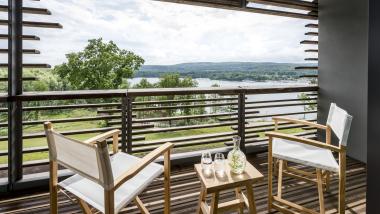 Balkon mit Stühlen und Seeblick im Seezeitlodge Hotel & Spa