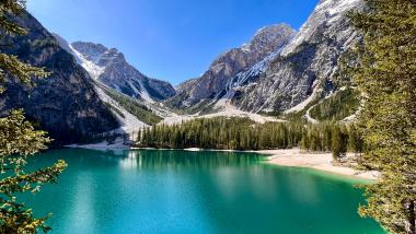 Hotel Monika in natürlicher Umgebung mit Bergen im Hintergrund