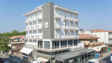 Bambina seduta nell'acqua bassa sulla spiaggia di Le Rose Nuove Viserba