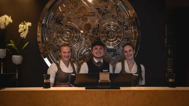 Lächelnde Rezeptionisten im Land & Golf Hotel Stromberg an der Rezeption