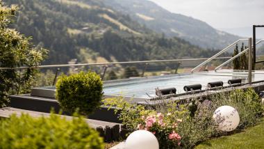 SPRING MOMENTS - STAY 4 PAY 3