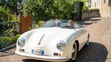 Weißer Oldtimer-Cabrio vor Castel Sallegg im sonnigen Pflasterweg