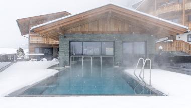 Skifahren im Frühlung mit Entspannung am Pool und in der Sauna