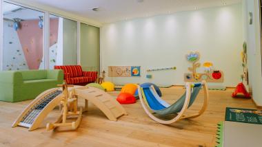 Spielzimmer im Familienresort Buchau mit bunten Spielgeräten und Kinderprogramm