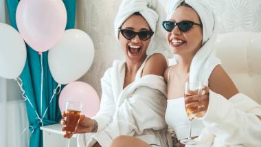 BESTIES DEAL – friends on holiday 