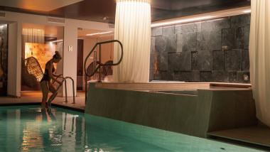 Innenpool mit Gast im Elgus Nature Retreat
