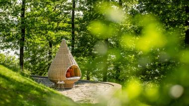 Gemütliches Nest-Pod im Seezeitlodge Hotel & Spa umgeben von grünen Bäumen