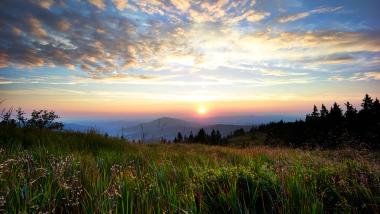 Sonnenuntergang über Bergwiesen mit Blick vom Hammerhof Bodenmais