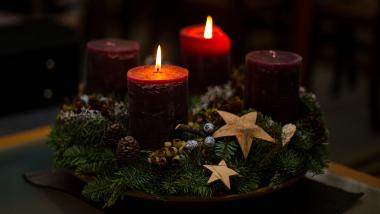 Adventskranz mit Kerzen, Tannengrün und Sternen im Schlosshotel Kitzbühel