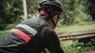 Radfahrer mit Helm unterwegs nahe Parkhotel St. Leonhard Überlingen