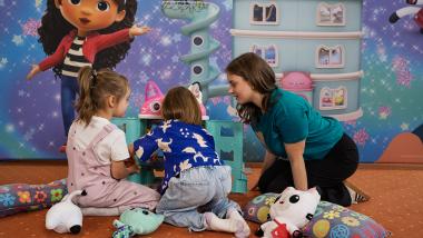 Kinder spielen mit Betreuer im Familienresort Buchau Spielzimmer