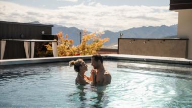 Paar entspannt im Pool mit Bergblick im Elgus Nature Retreat