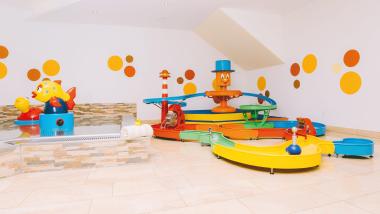Bunter Spielbereich für Kinder im Familienresort Buchau