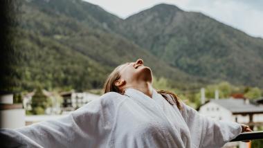 Person liegt in Blumenwiese vor Berg bei Post Seefeld - Wellnesshotel Tirol