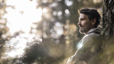 Hotel Monika in natürlicher Umgebung mit Bergen im Hintergrund