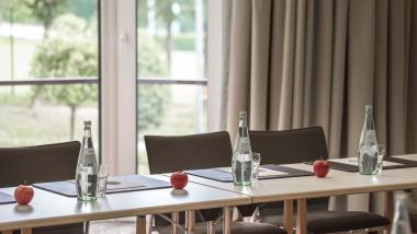 Moderner Sessel im Land & Golf Hotel Stromberg mit dekorativem Kissen